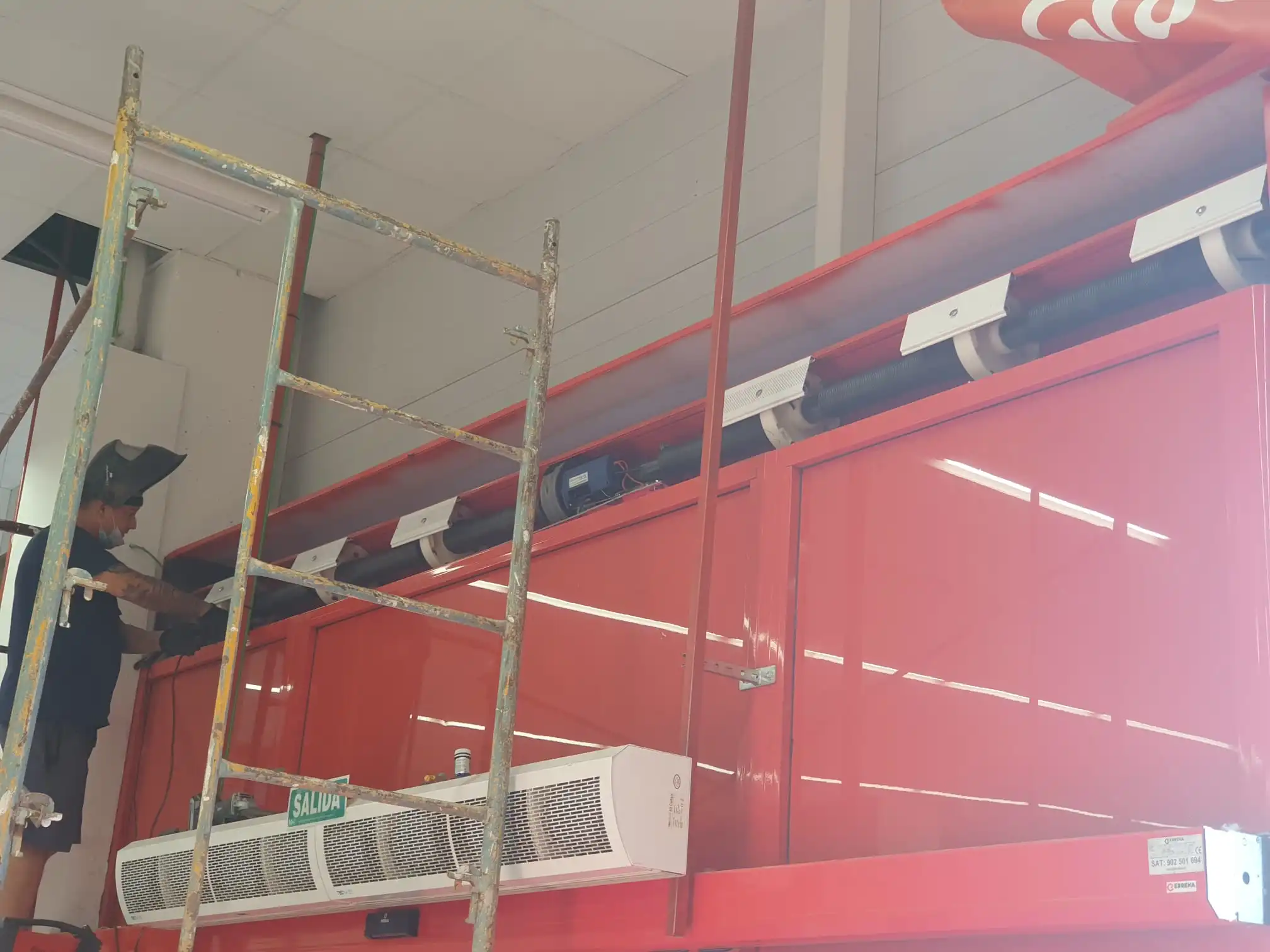 Empresa de reparacion de persianas metalicas en Cullera Motorización de persianas de comercio en Cullera